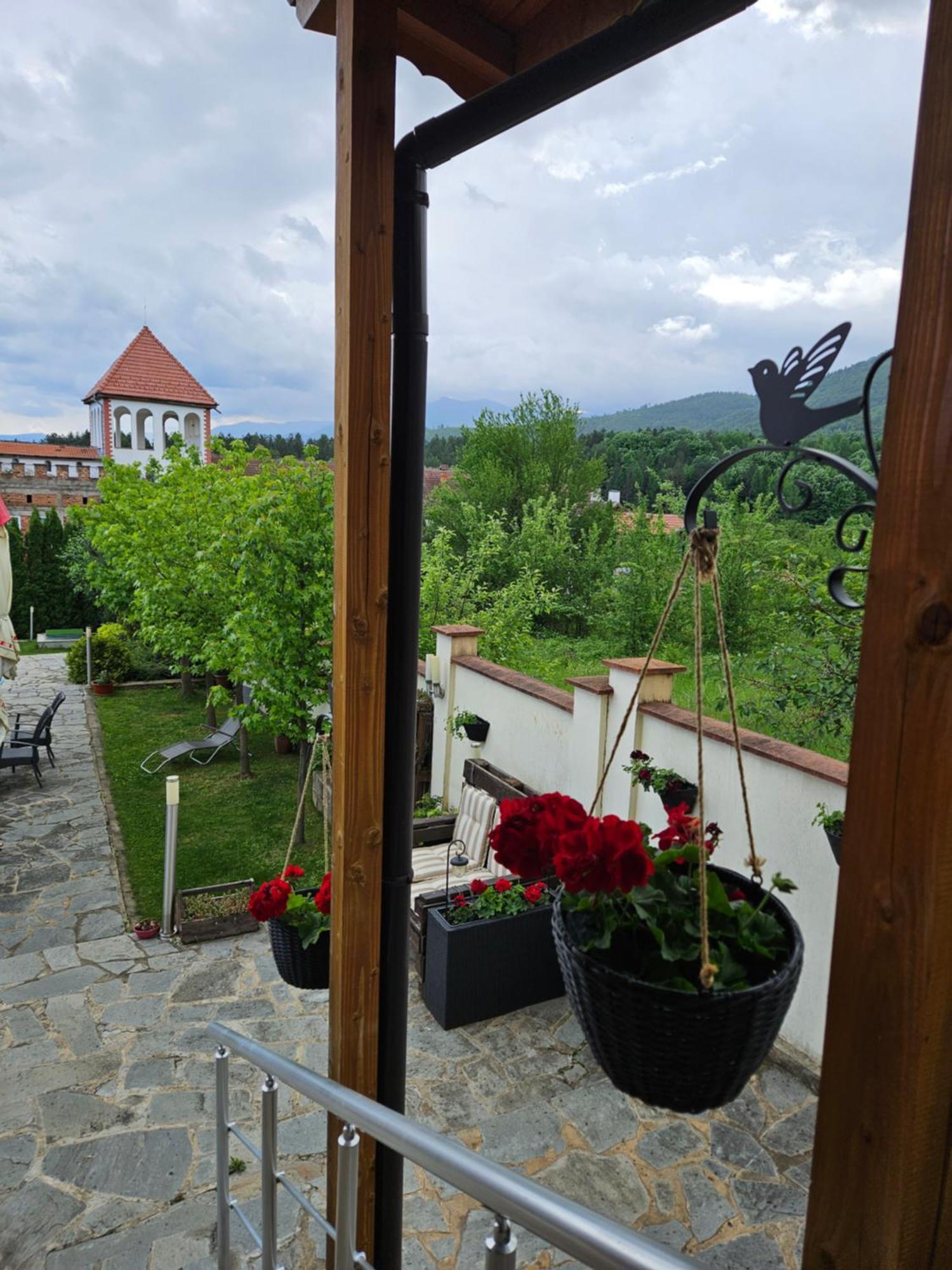 Family Hotel Komhotel Berkovitsa Luaran gambar