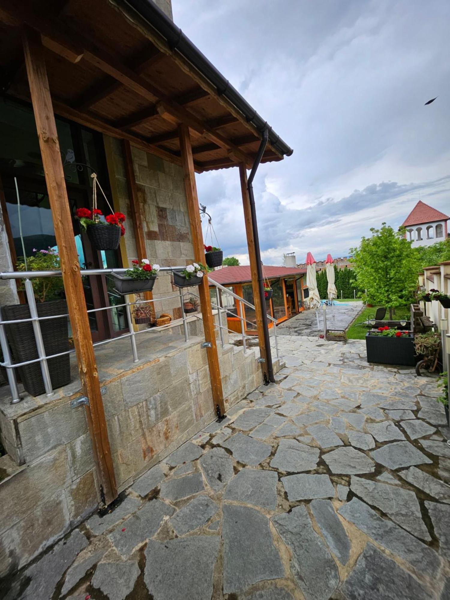 Family Hotel Komhotel Berkovitsa Luaran gambar