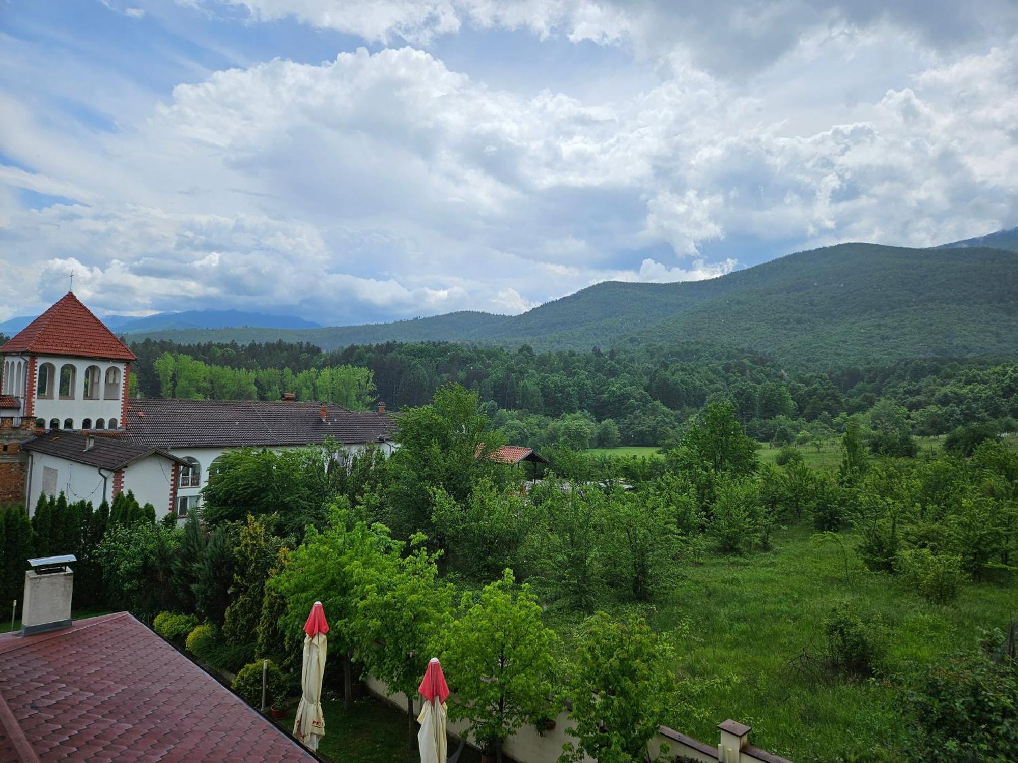 Family Hotel Komhotel Berkovitsa Luaran gambar